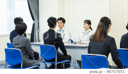 企業説明会に参加する学生 90737051