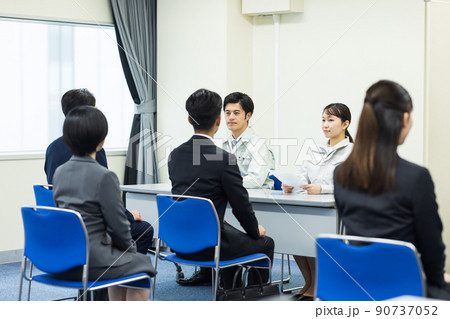 企業説明会に参加する学生 90737052