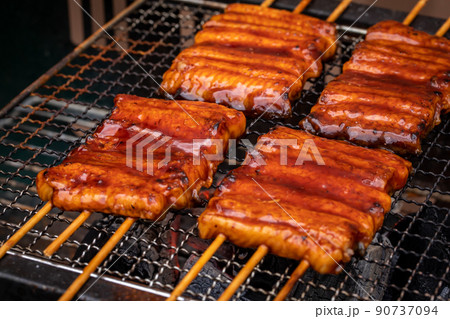 網で焼かれる鰻　eel	 90737094