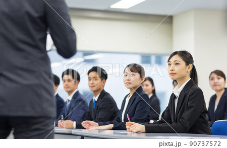 セミナーを受けるスーツの男女 90737572