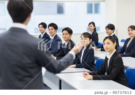 セミナーを受けるスーツの男女 90737613