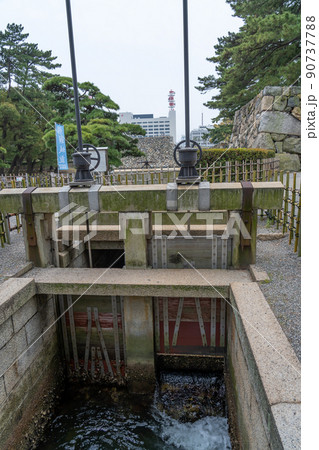 香川県高松市　高松城の石垣と水門　鯛のエサやりののぼり旗 90737788