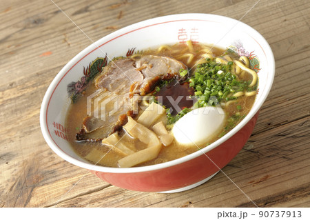 大きなチャーシューとメンマやゆで卵や万能ねぎと辛味噌が乗っている豚骨醤油ラーメン 大きなチャーシューとメンマやゆで卵や万能ねぎと辛味噌が乗っている豚骨醤油ラーメン 90737913