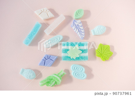 涼しげな夏の干菓子 落雁 和菓子 琥珀糖 涼しげな夏の干菓子 落雁 和菓子 琥珀糖 90737961