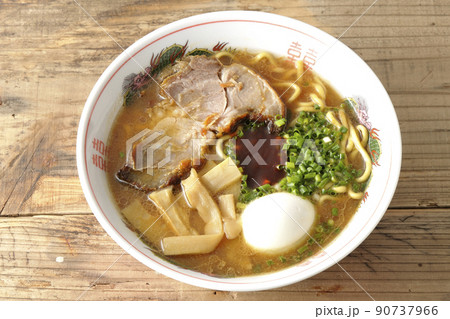 大きなチャーシューとメンマやゆで卵や万能ねぎと辛味噌が乗っている豚骨醤油ラーメンを俯瞰で撮影 大きなチャーシューとメンマやゆで卵や万能ねぎと辛味噌が乗っている豚骨醤油ラーメンを俯瞰で撮影 90737966