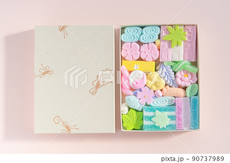 かわいい春・夏の干菓子 落雁 和菓子 琥珀糖 箱入り 詰合せ かわいい春・夏の干菓子 落雁 和菓子 琥珀糖 箱入り 詰合せ 90737989