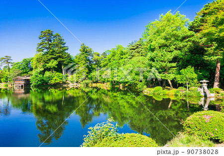 春の金沢　兼六園　霞ヶ池 90738028