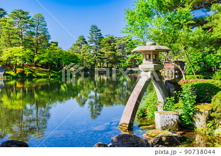 春の金沢　兼六園　徽軫灯籠 90738044