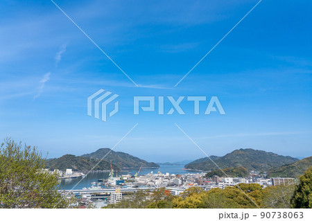 愛媛県宇和島市　宇和島城の天守から見える宇和島湾 90738063