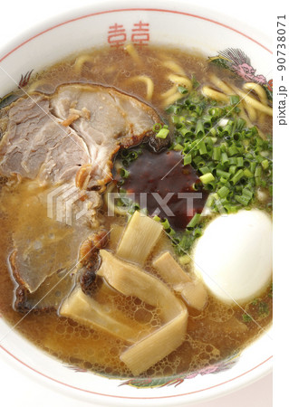 大きなチャーシューにメンマやゆで卵や万能ねぎと辛味噌が乗っている豚骨醤油ラーメンを白背景で俯瞰撮影 大きなチャーシューにメンマやゆで卵や万能ねぎと辛味噌が乗っている豚骨醤油ラーメンを白背景で俯瞰撮影 90738071