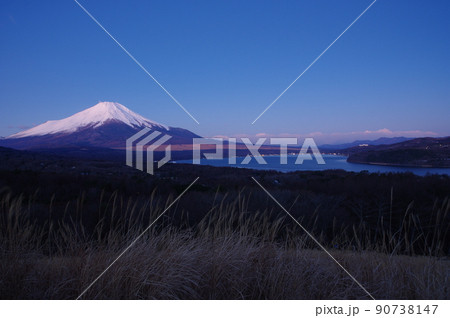 山中湖パノラマ台からの夜明けの眺め 90738147
