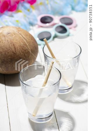 天然のココナッツジュースをストローで飲む 90738351