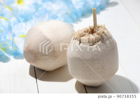 天然のココナッツジュースをストローで飲む 90738355