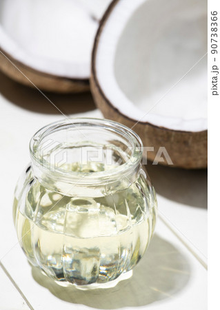 割られたココナッツから見える胚乳とココナッツオイル 割られたココナッツから見える胚乳とココナッツオイル 90738366