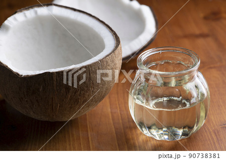 割られたココナッツから見える胚乳とココナッツオイル 割られたココナッツから見える胚乳とココナッツオイル 90738381