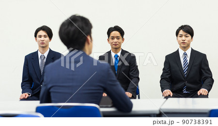 就職活動をするスーツを着た学生 90738391
