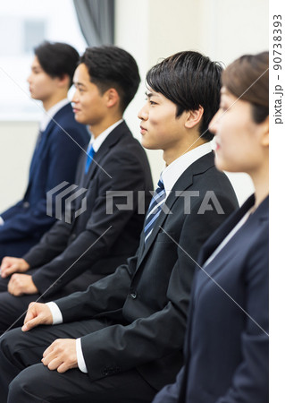 就職活動をするスーツを着た学生 就職活動をするスーツを着た学生 90738393