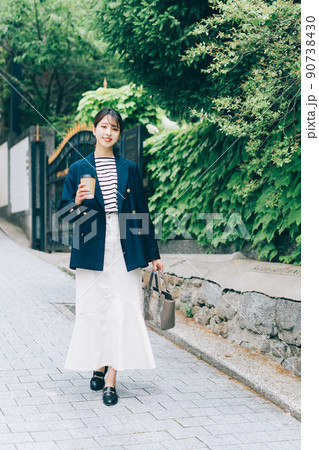 街を歩く若い女性 街を歩く若い女性 90738430