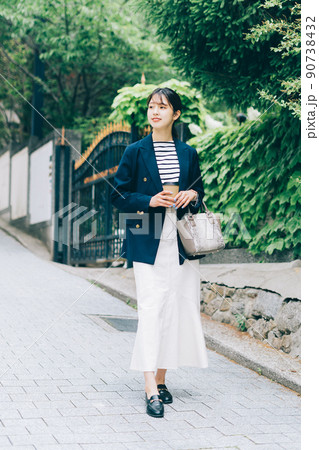 街を歩く若い女性 90738432