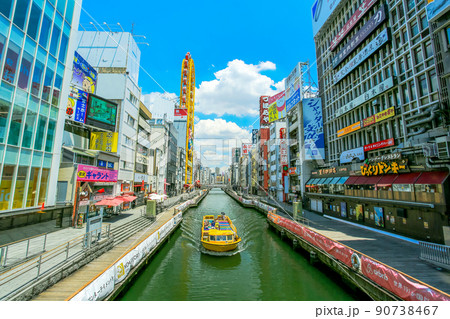 大阪　色鮮やかなミナミ 道頓堀の風景 90738467