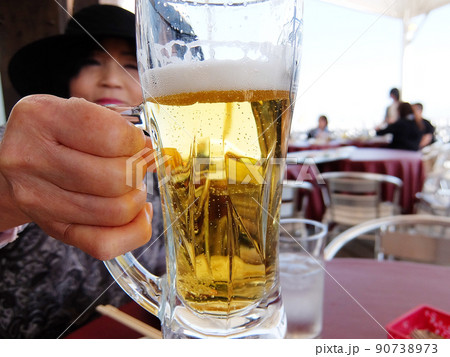 レストランでビールジョッキを持つ女性 90738973