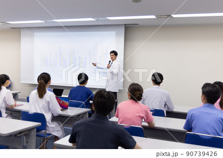研修を受ける医療従事者 90739426
