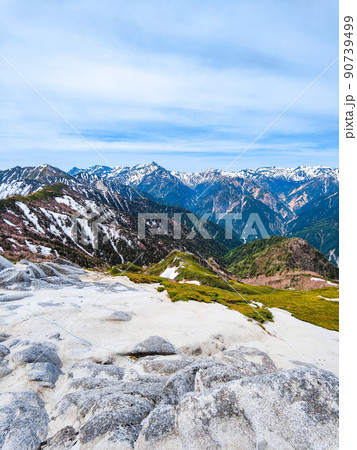初夏の燕岳登山（燕山荘～燕岳の稜線から槍ヶ岳・笠ヶ岳・双六岳を望む） 90739499