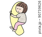 抱き枕を抱いて寝る女の人  90739626