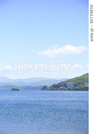 洞爺湖温泉街と遊覧船 90739650