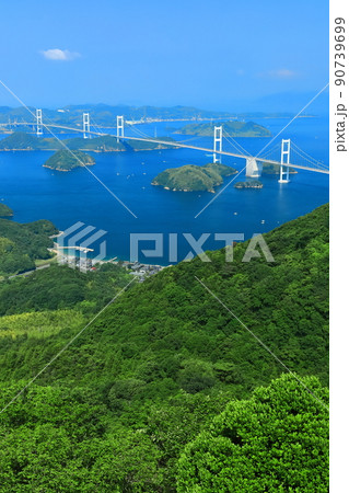 【愛媛県】快晴の来島海峡大橋の眺望（しまなみ海道） 90739699