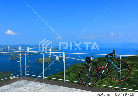 【愛媛県】快晴の来島海峡大橋と自転車（しまなみ海道） 90739719
