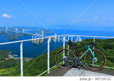 【愛媛県】快晴の来島海峡大橋と自転車（しまなみ海道） 90739722