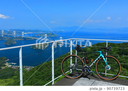 【愛媛県】快晴の来島海峡大橋と自転車（しまなみ海道） 90739723
