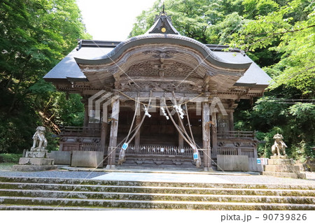 京都府舞鶴市にある大川神社境内にある本殿の風景 90739826