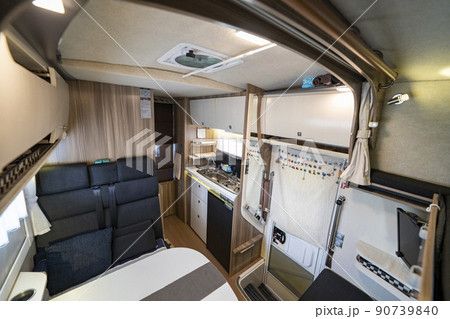キャンピングカーの豪華な室内 90739840