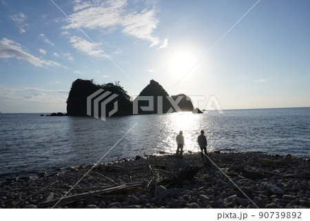 海を背景にたたずむ 90739892