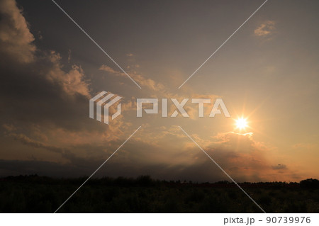 夕焼け空と夕焼け雲 90739976