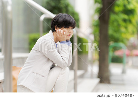 階段に座り込む女性 働く 屋外 階段に座り込む女性 働く 屋外 90740487