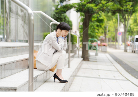 頭を抱える女性 働く 屋外 頭を抱える女性 働く 屋外 90740489