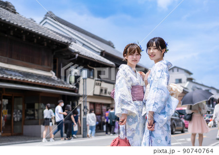 浴衣レンタルをして、古い街並みを歩く若い女性2人 90740764