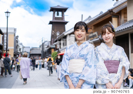 浴衣レンタルをして、時の鐘の前を歩く若い女性 浴衣レンタルをして、時の鐘の前を歩く若い女性 90740765