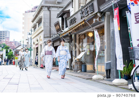 浴衣姿で大正ロマンの街並みを歩く女性 90740768