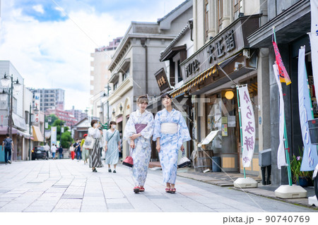 浴衣姿で大正ロマンの街並みを歩く女性 浴衣姿で大正ロマンの街並みを歩く女性 90740769