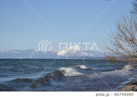 琵琶湖と波飛沫と雪山 90740990