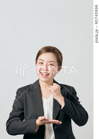 何か思いついた表情をする若い女性 90740996