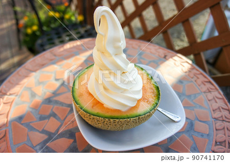 富良野で頂く豪華なソフトクリーム 90741170