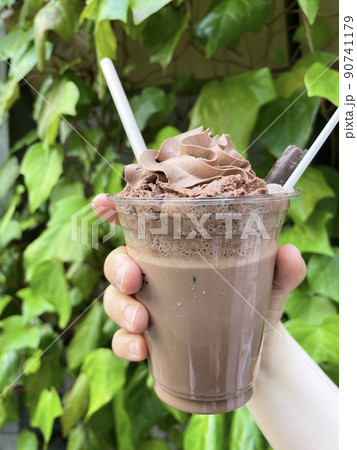 チョコレートドリンク ホイップクリーム添えカップ チョコレートドリンク ホイップクリーム添えカップ 90741179