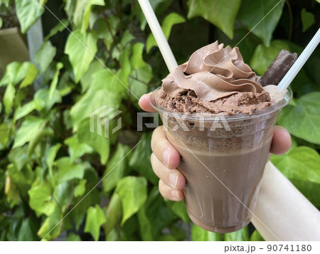 チョコレートドリンク アイスカップとストロー チョコレートドリンク アイスカップとストロー 90741180