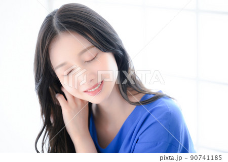 髪の毛を手入れする女性　アップ 90741185