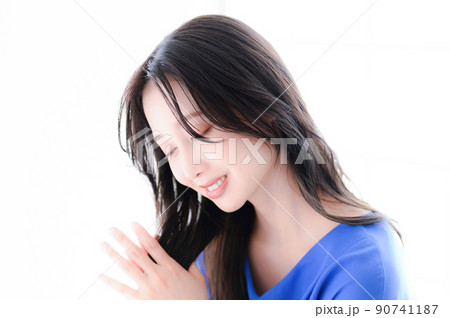 髪の毛を手入れする女性　アップ 90741187